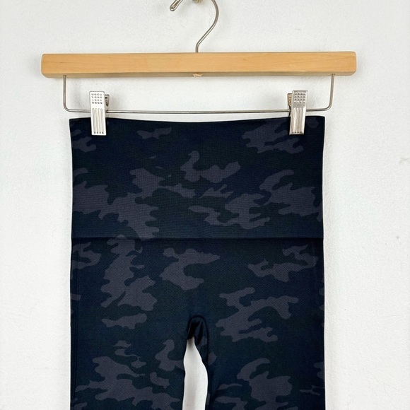 NWT SPANX Look At Me Now Black Camo Leggings Sz S - Picture 7 of 10
